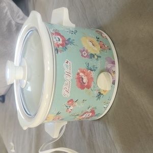 Pioneer woman small size crockpot.